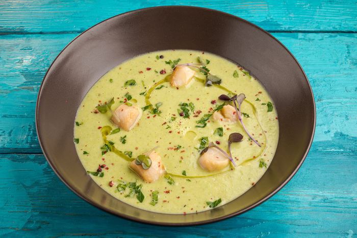 Крем-суп из брокколи с морскими гребешками