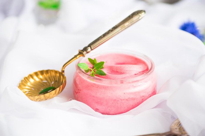 Воздушное сорбе из малины и лайма