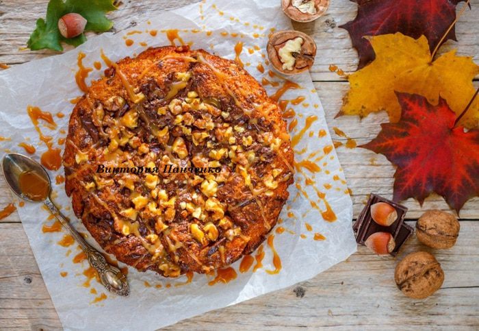 Тыквенный пирог с орехами, шоколадом и соленой карамелью