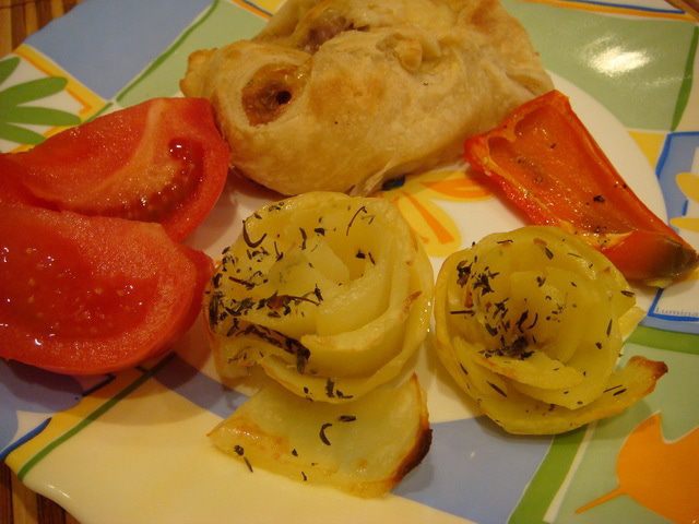 Курочка в слоеном тесте с картофельными розами