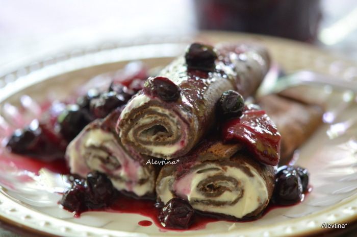 Шоколадные блинчики с ягодным соусом