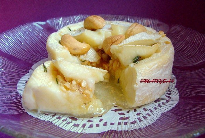 Камамбер, запеченный с медом, тимьяном и кешью