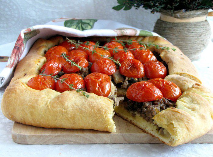 Открытый пирог с бараниной, грибами и помидорами