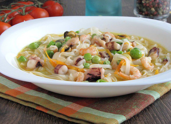 Фунчоза с морским коктейлем и зеленым горошком