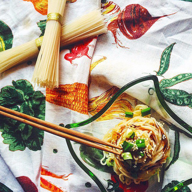 Стир-фрай с рисовой лапшой и капустой