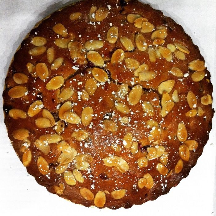 Сметанный кекс с ягодами и миндалем 