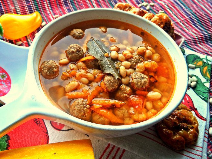 Фасолевый суп с фрикадельками