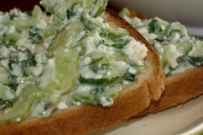 Хлебные тосты с салатом из сельдерея, огурца и творога