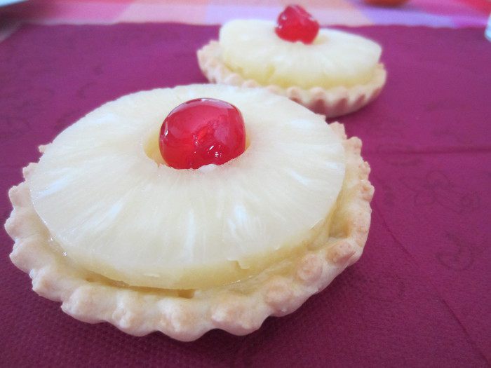 Корзинки с ананасами