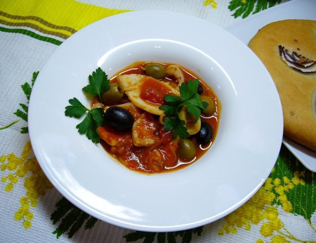 Кальмары в томатном соусе