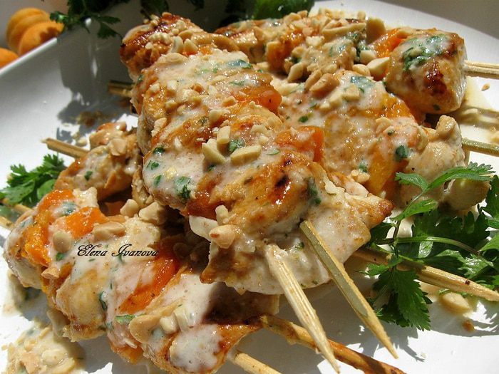 Шашлычки из курицы с абрикосами в арахисово-кокосовом маринаде