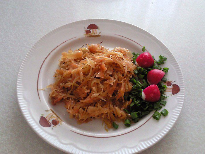 Капуста, тушенная с яблоками