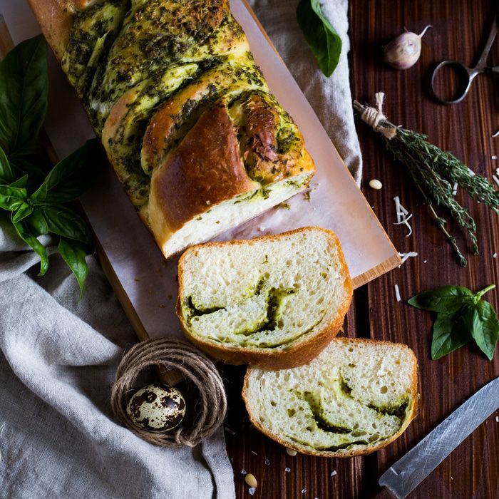 Плетеный хлеб с песто