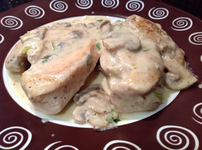 Курица под грибным соусом