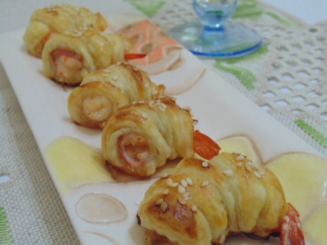 Мини-круассаны с креветками и беконом