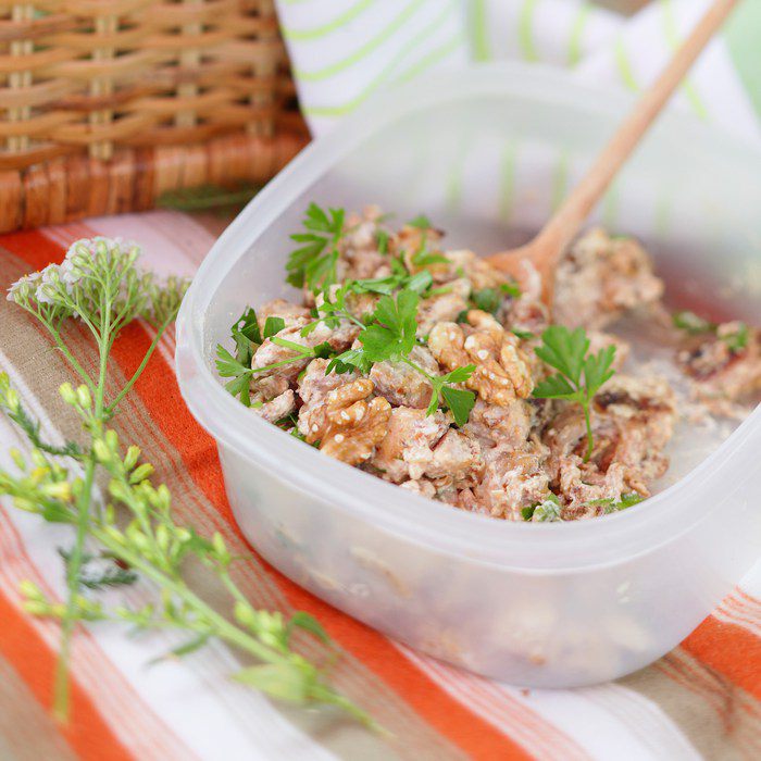 Куриное мясо с грецкими орехами, тушенное в сметан