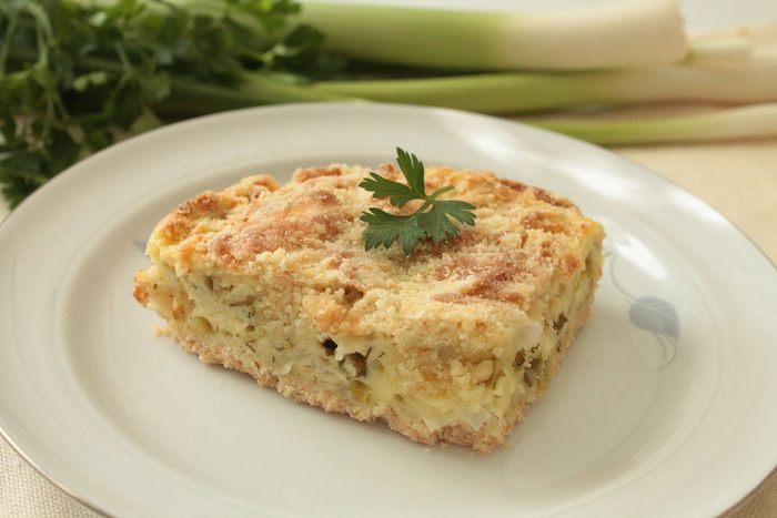 Насыпной пирог с творогом и зеленью