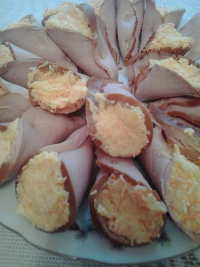 Закусочные рулетики с колбасой и сыром