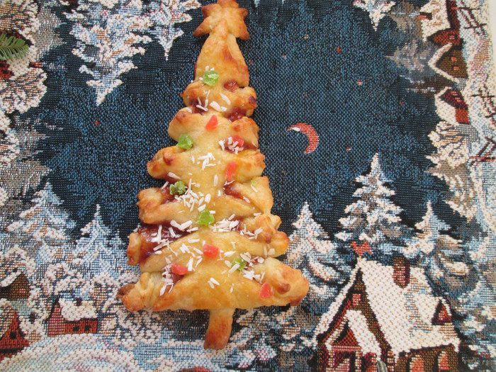 Елочка с джемом из творожно-слоеного теста