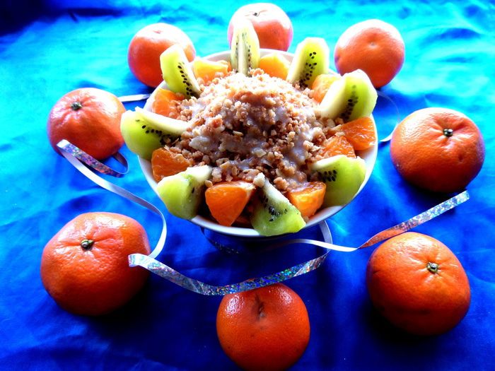 Фруктовый салат с овсяной крошкой и сгущенкой