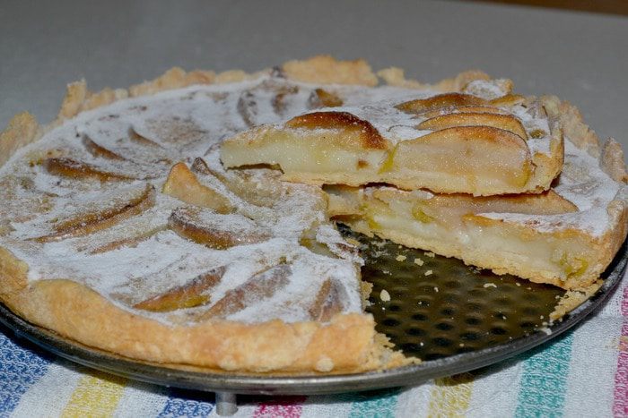 Пирог с яблоками и сметанной заливкой