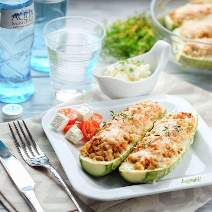 Кабачки, фаршированные куриным фаршем, овощами и киноа