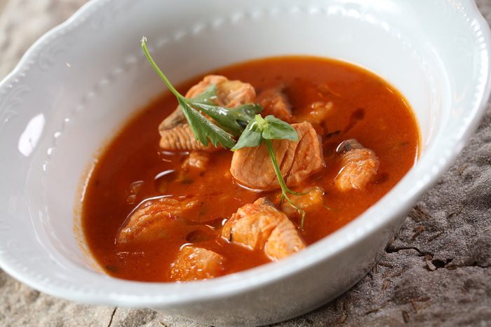 Cуп из чавычи с томатами и ароматной зеленью