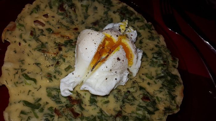 Китайские блинчики с зеленью и яйцо пашот