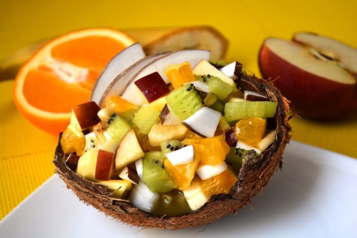 Фруктовый салат с кокосовым соусом