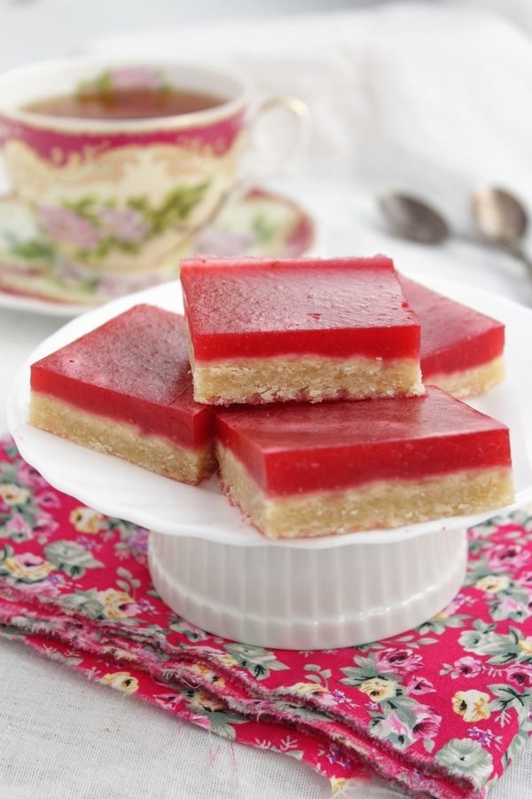 Песочные квадратики с бруснично-клубничным желе