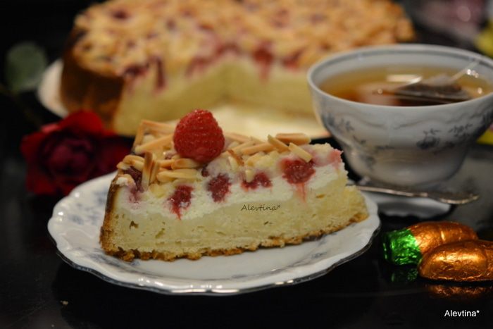 Кекс с малиной и миндалем