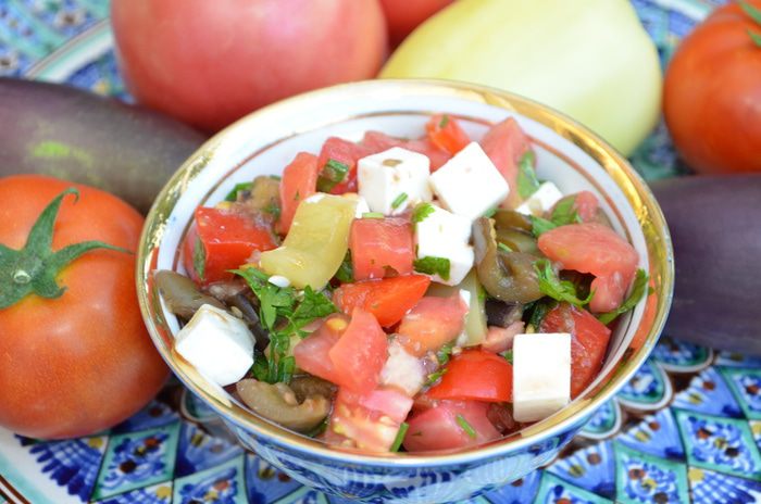 Теплый салат с баклажанами и фетой