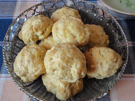 Сырные сконы с супом из брокколи