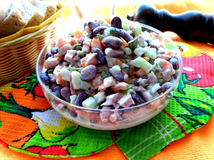 Салат с копченой курицей и фасолью