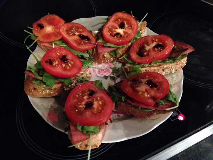 Бутерброд для завтрака с руколой