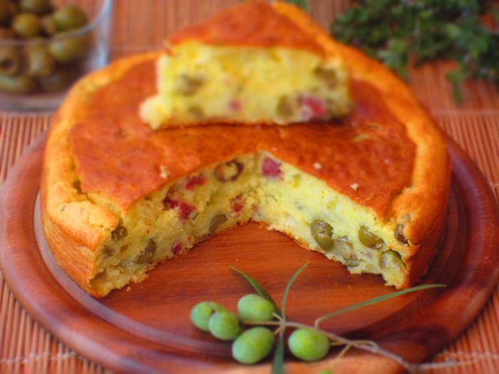 Сырный пирог с оливками и салями