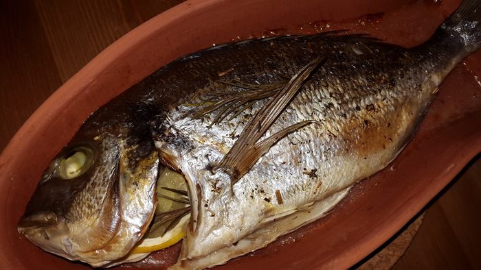Морской лещ, запеченный с розмарином, лимоном и имбирем