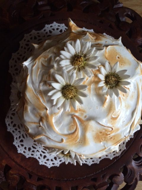 Торт "Аляска" с ромашково-медовым мороженым