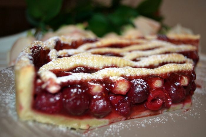 Вишневый пирог с корицей