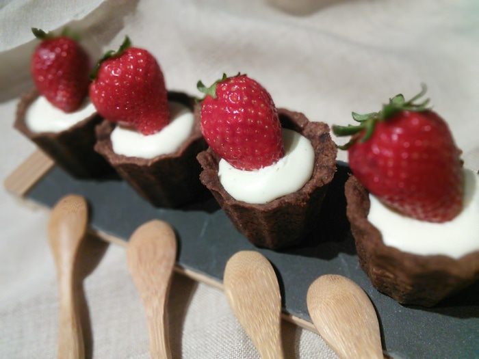 Шоколадные тарталетки с панна коттой и клубникой 