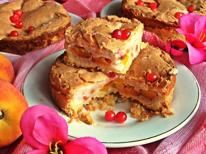 Нежное пирожное с персиками