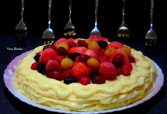 Блинный торт с заварным кремом и ягодами