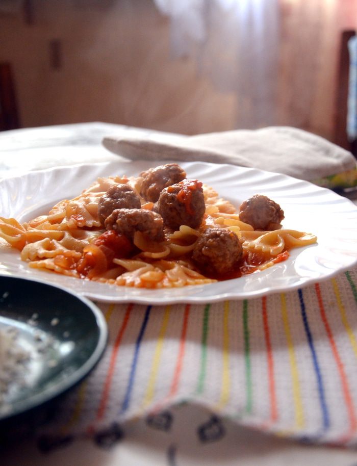 Фарфалле с рагу из фрикаделек