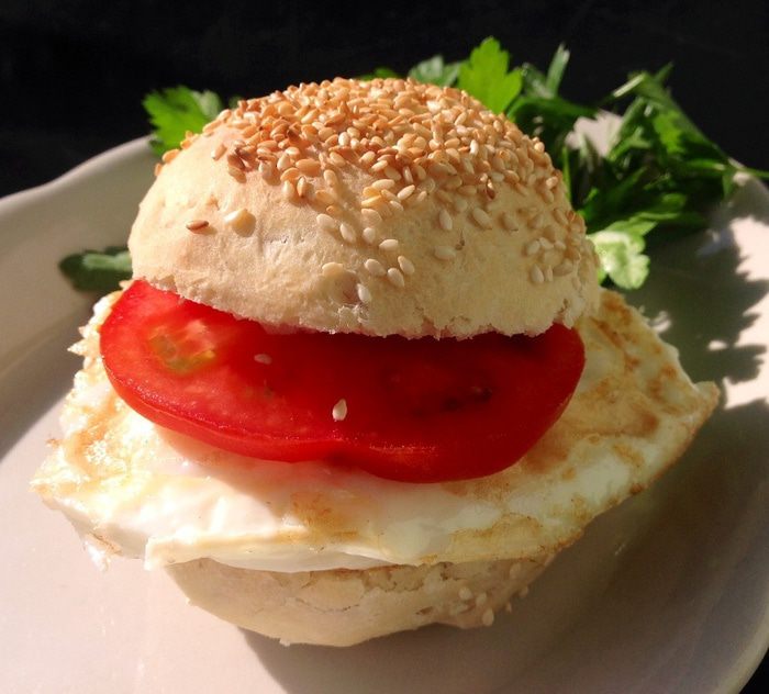 Яичница в свежеиспеченной булочке с кунжутом