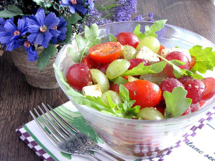 "Круглый" салат из винограда, черри и моцареллы