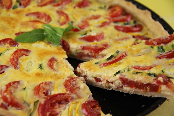 Киш с цукини и помидорами