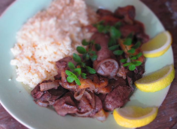 Куриная печень с яблоками и майораном