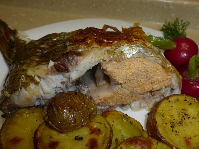 Лещ, запеченный с икрой