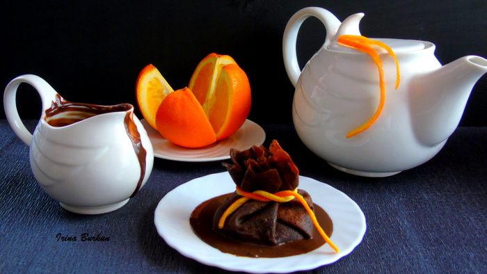 Шоколадные блины с фруктово-карамельным соусом