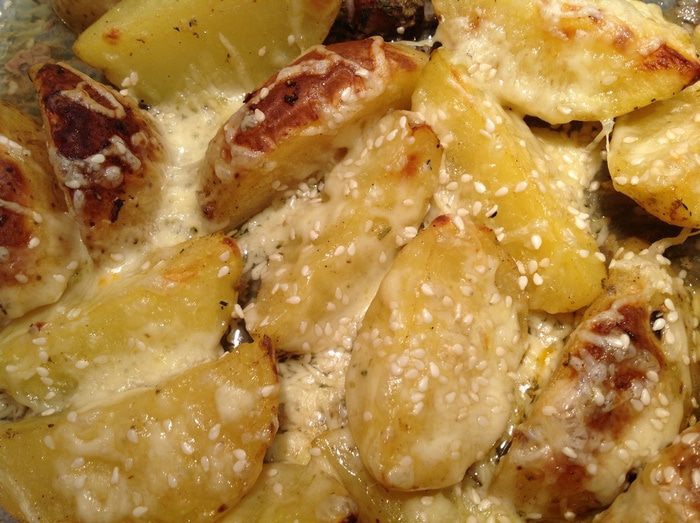 Запеченный картофель с сыром и кунжутом